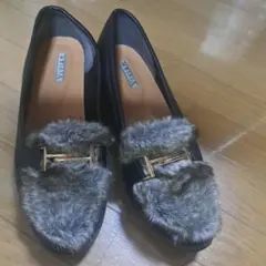 Vivian ブラック ローファー ファー装飾