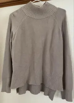 ベージュ タートルネック ニット