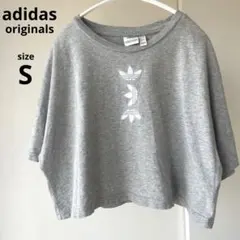 adidasオリジナルス　ショート丈　オーバーサイズデザインTシャツ ロゴ刺繍