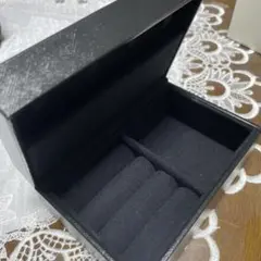 黒いアクセサリーケース