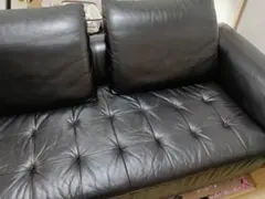黒レザーソファ ボタン付きデザイン
