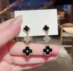 フラワーモチーフ ロングピアス クローバー型 上品　ブラック