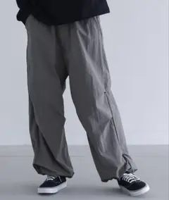 新品未使用　グレー ワイドナイロンパンツ Mサイズ