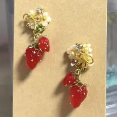 ハンドメイド　つやっといちごのピアスorイヤリング