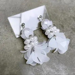 ウエディングドレス風　花びらイヤリング　ホワイト