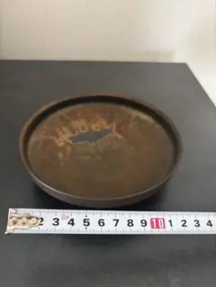 陶器の浅い皿 周囲に文字模様 - メルカリ