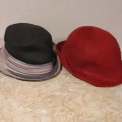 黒とストライプのボーラーハットと赤い帽子