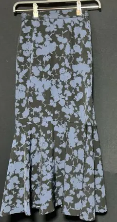 黒青花柄フレアロングスカート