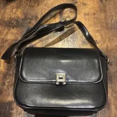 黒のショルダーバッグ フラップ式
