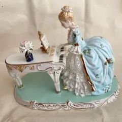 ピアノ弾く貴婦人　磁器