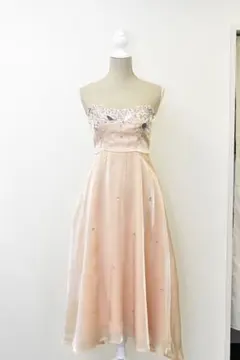 ストラップレスビーズ装飾Aラインドレス