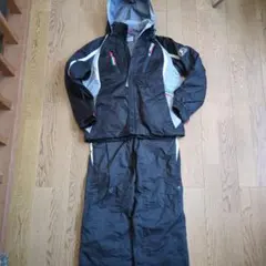 子ども用スキーウェアセット（黒、グレー）140センチ