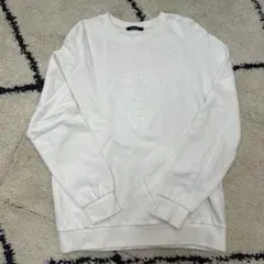 GUESS エンボスロゴ ホワイトスウェット