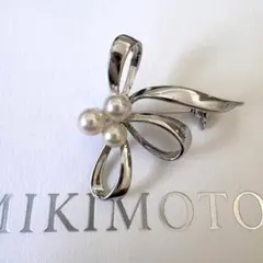 MIKIMOTO ミキモト　 あこや真珠 リボンモチーフ　シルバーブローチ MIKIMOTO ミキモト ⁡ 美しく躍動的なミキモトのブローチです