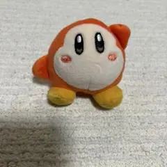 オレンジ色のキャラクターぬいぐるみ