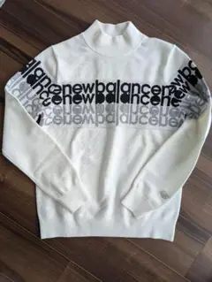 new balance ロゴ入りハイネックセーター