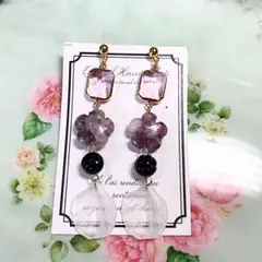 783 お花のレピドライトとオニキスのピアス