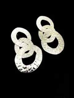 【新品未使用】シルバー 3連リング ピアス 大ぶり 揺れるピアス 韓国風 メタル