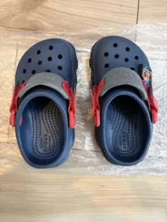 Crocs キッズサンダル ネイビー/レッド