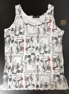 英字フォトプリント総柄 タンクトップ 白黒 モノトーン ストリート系 夏服