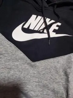 NIKE フード付きパーカー Mサイズ 黒と灰色