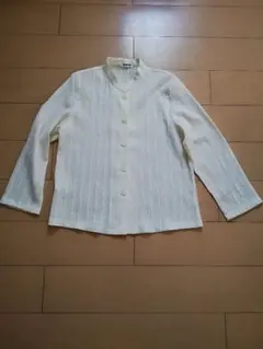 クリーム色 長袖シャツ ボタン付き