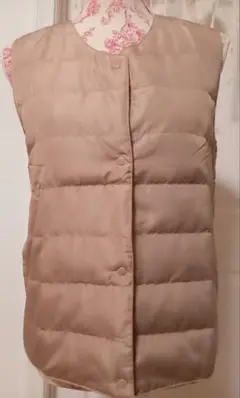ベージュ ノースリーブリバーシブル ダウンベスト