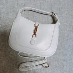 ホワイト　レザーショルダーバッグ　 ゴールド金具付き　ハンドバッグ