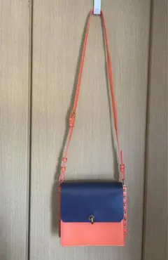 CHARLES&KEITH リバーシブルフラップクロスボディバック