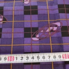 613 紫と黒のチェック柄 綿生地 ロゴ入り 約98✕116cm
