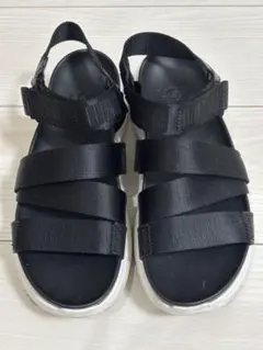 UGG 厚底スポーツサンダル ブラック24cm