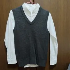 150サイズ　白ボタンダウンシャツとダークグレーペストの2点セット