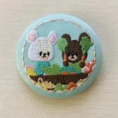 くまのがっこう 刺繍缶バッジビスケット