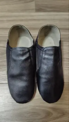 黒いジャズシューズ スリッポンスタイル