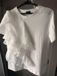 フリル付きホワイトTシャツ