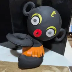 黒いクマキャラクター オレンジスカート付き