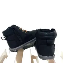 黒いジッパー付きブーツ