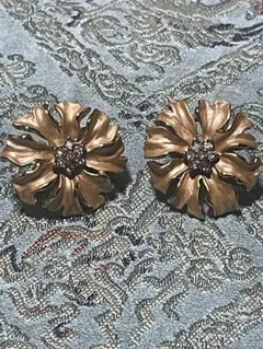花の形状の金色メタルイヤリング