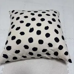 黒いドット模様のクッション 45cm