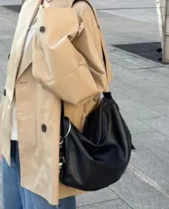 新品 イアパピヨネ スワロ―マチショルダーバッグ ブラック 本革