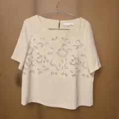自由区　刺繍入りクリーム色半袖ブラウス　38