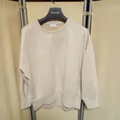 美品greenrabelrelaxingベージュ フェイクスェードクルーネック