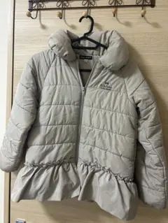 BeBe フリル付きダウンコート 130cm ベージュ