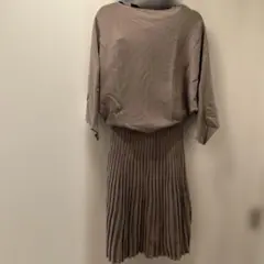 ベージュ プリーツ セットアップ