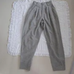グレー タック入り パンツ