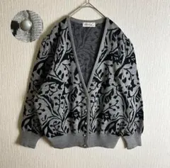 【ニットカーディガン】　アート柄　オシャレボタン　レトロ　グレー　黒　古着