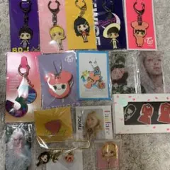 TWICEキーホルダー、ピンバッジ