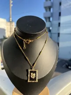 新品・未使用フレーム型ペンダント ゴールドネックレス