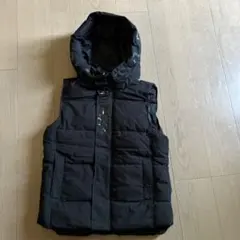 フード付き黒ダウンベスト
