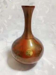 ⭐︎天皇 勲章 花瓶⭐︎ A blue and white faceted vase, Yuan dynasty | 元 青花花卉紋